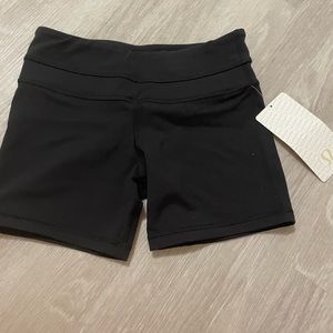 NWT size 4 lulu-lemon Groove black shorts